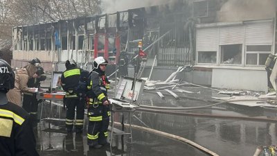 Кафе «ПловЦентр» горит на западе Москвы