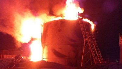 В Азове не удается потушить пожар на нефтебазе