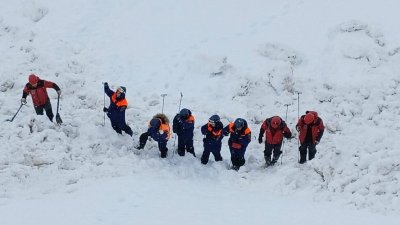 На Камчатке 50 человек ищут попавшего под лавину мужчину