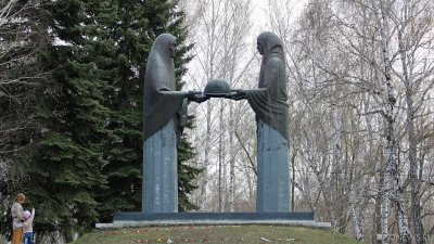 В Челябинске разваливается мемориал «Скорбящие матери»