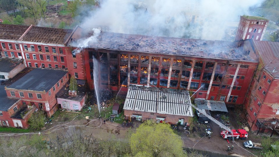 Здание швейной фабрики сгорело в Подмосковье