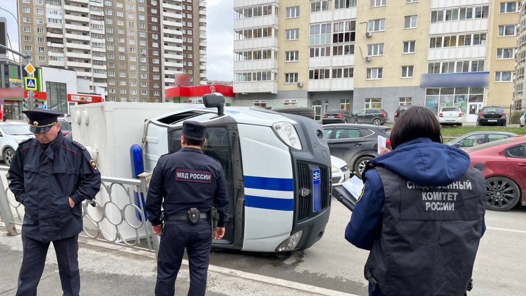 В Екатеринбурге на большой скорости перевернулся автозак с задержанными (ФОТО)