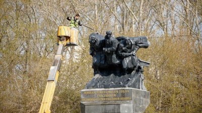 В Екатеринбурге начали мыть памятники к 9 Мая