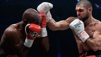 Уральский боксер Курбанов завоевал право на бой за титул чемпиона мира