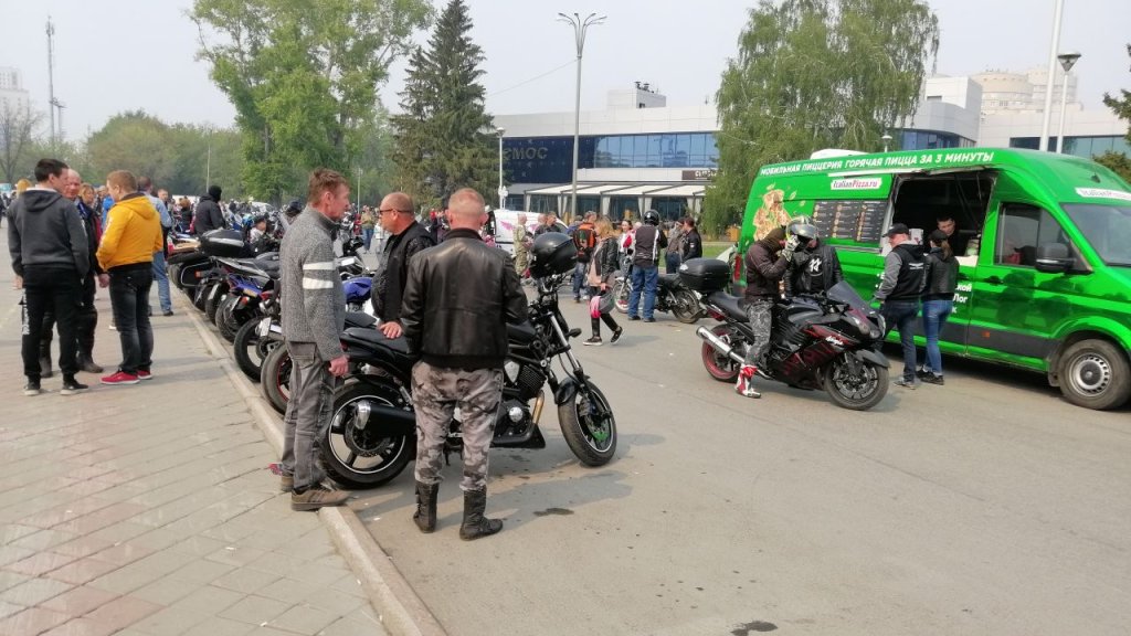 Сотни байкеров в Екатеринбурге открыли мотосезон (ФОТО)