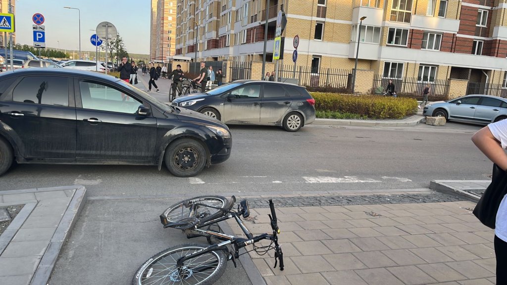 В Солнечном ребенок на велосипеде попал под машину (ФОТО)