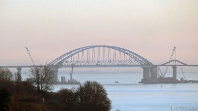 Российские военные успешно отражают массированную атаку дронов на Крымский мост