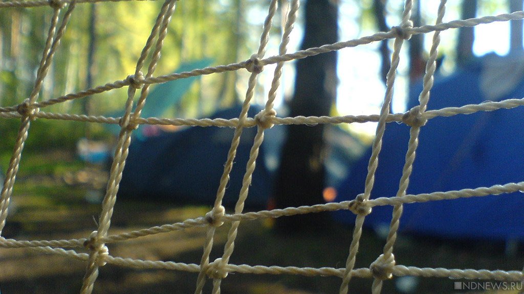 На Ямале в очередной раз на ребёнка упали футбольные ворота