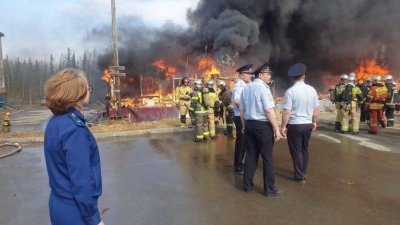 Силовики проводят проверку из-за сгоревшей трёхэтажки в Аксарке (ВИДЕО)