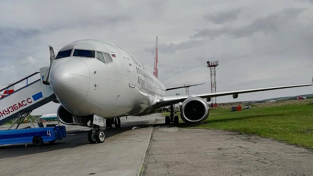 В Новокузнецке самолет с пассажирами выкатился за ВПП