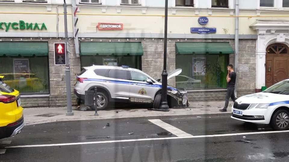 В центре Москвы полицейская машина вылетела на тротуар