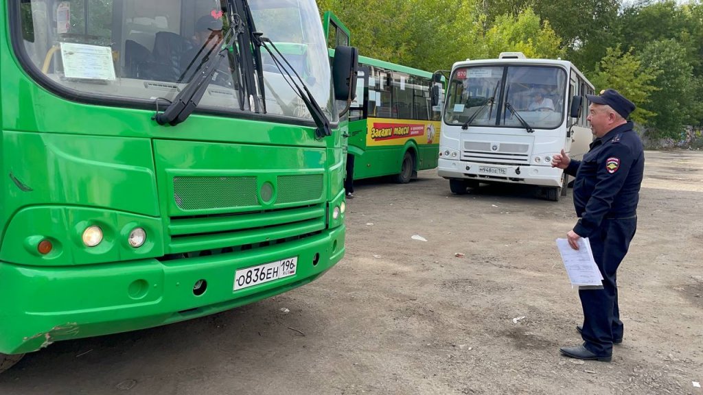 Гаишники массово проверяют автобусы в Екатеринбурге