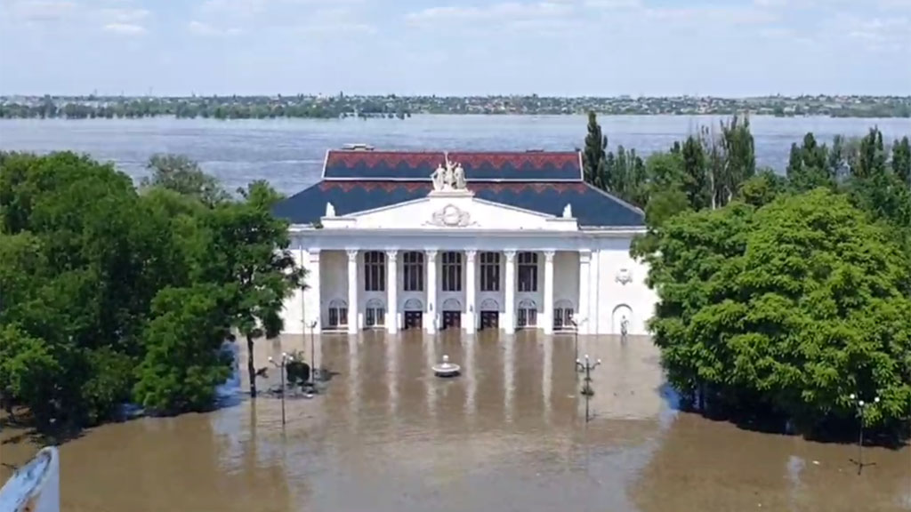 Уровень воды в Новой Каховке снизился на 35 см. Власти сообщили о семи пропавших без вести из-за потопа