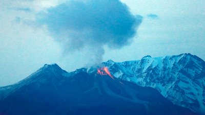 Пепловый шлейф от вулкана Шивелуч протянулся на 60 км