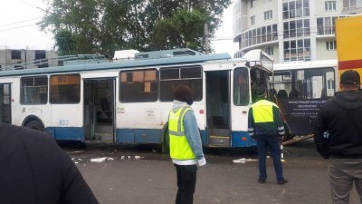 В Екатеринбурге пассажирский автобус столкнулся с троллейбусом, есть пострадавшие (ФОТО)