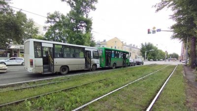 Массовое ДТП в Екатеринбурге: столкнулись два автобуса и легковушки (ФОТО)