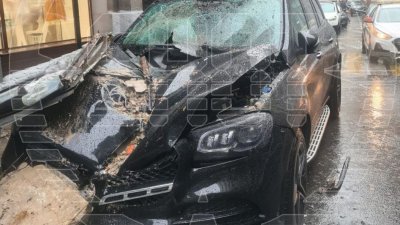 Бетонная плита упала в центре Москвы на Mercedes с девушкой-водителем
