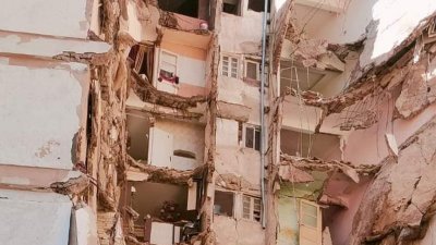 В Александрии обрушился 13-этажный дом – спасатели ищут людей под завалами