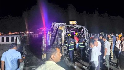 В Индии сгорел туристический автобус: погибли 25 человек