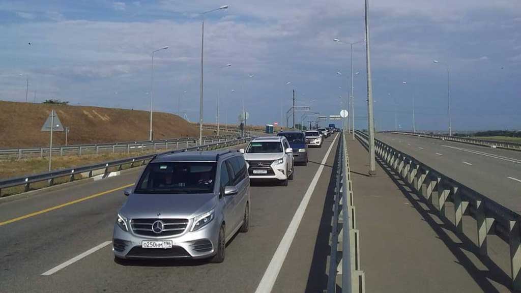 Очередь из автомобилей на Крымский мост достигла 9 км