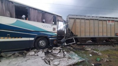 На Алтае автобус врезался в грузовой состав
