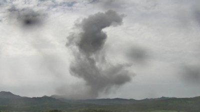 Камчатский вулкан Эбеко выбросил пепел на высоту 4 км