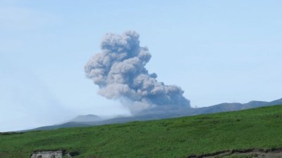 Вулкан Эбеко выбросил пепел на 4,5 км в высоту
