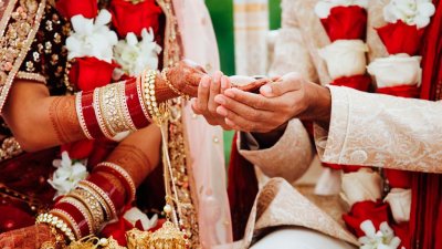 В Индии мошенница вышла замуж 27 раз и похитила деньги своих мужей