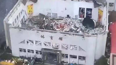 В КНР во время тренировки рухнула крыша школьного спортзала