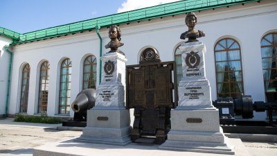 300 фактов о Екатеринбурге. Судьба императорских памятников
