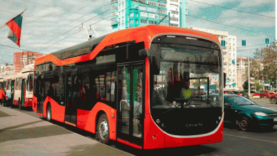 В Челябинске на регулярный маршрут вышли красные троллейбусы