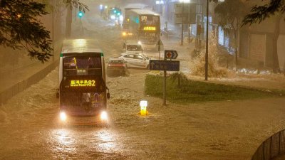 В Гонконге из-за сильных ливней пострадали более 80 человек