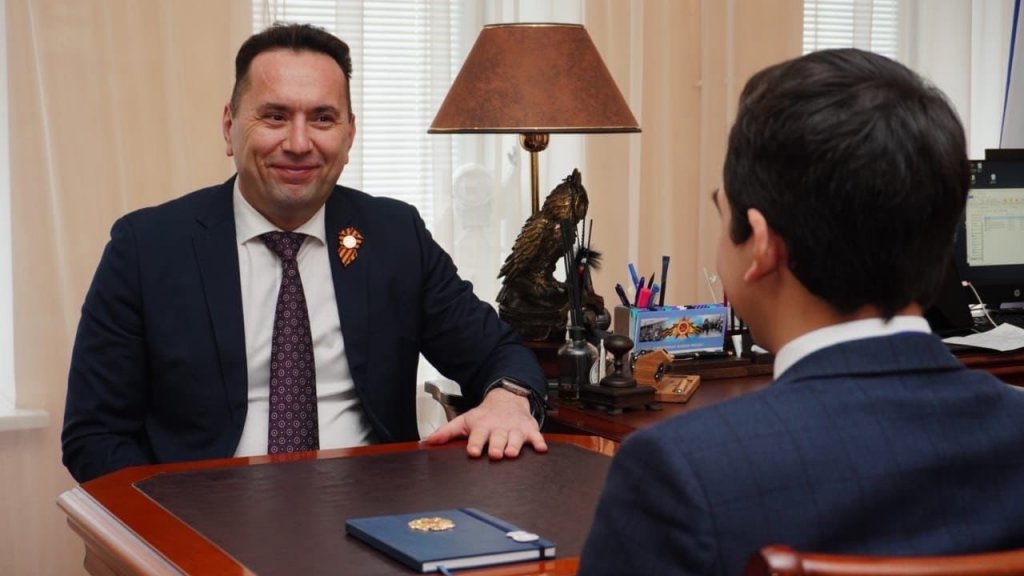 Губернатор Артюхов раздал медали и деньги мэрам трёх городов