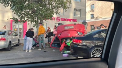 В центре Екатеринбурга перевернулся автомобиль (ФОТО)