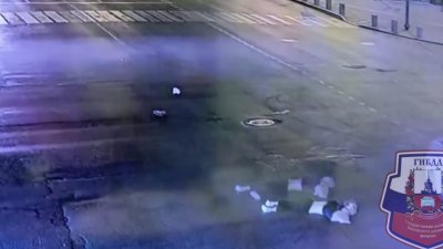 В центре Екатеринбурга сбили молодого человека, переходившего дорогу на красный свет (ВИДЕО)