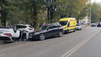 На улице Белинского столкнулись четыре машины, одна из них перевернулась (ФОТО)