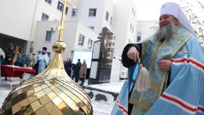 Митрополит Евгений освятил купола часовни, на открытии которой ждут главу МЧС (ФОТО)