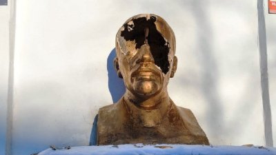 В Белоярке неизвестные изуродовали бюст Ленина (ФОТО)