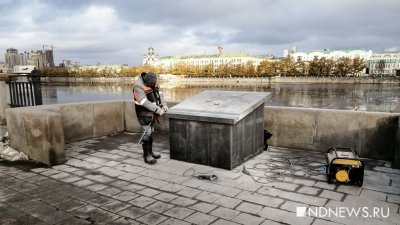 «Надгробную» плиту с картой Екатеринбурга начали переделывать (ФОТО, ВИДЕО)
