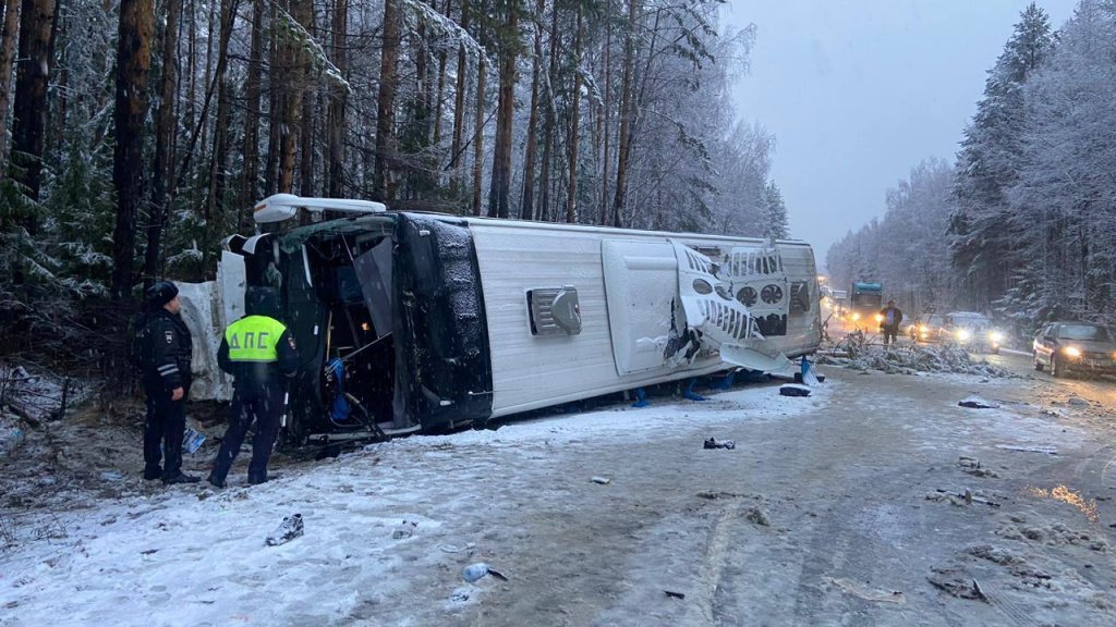 На Серовском тракте рейсовый автобус столкнулся с фурой: 2 человека погибли, 6 пострадали