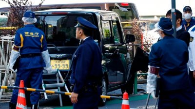 В Токио автомобиль врезался в полицейское ограждение у посольства Израиля