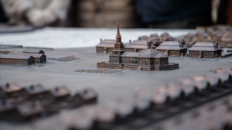 В центре Екатеринбурга установили макет завода-крепости XVIII века