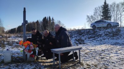 В Свердловской области сотрудники полиции почтили память погибших в ДТП