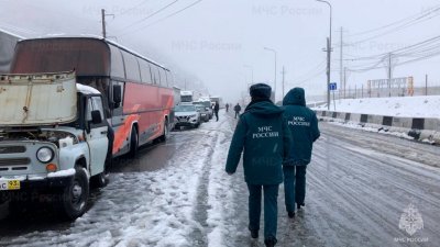 На границе с Грузией организовали пункты обогрева для стоящих в пробке