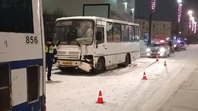 В центре Екатеринбурга столкнулись два автобуса (ФОТО)
