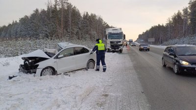 На ЕКАД Volkswagen вылетел под колеса грузовика, водитель погибла (ФОТО)