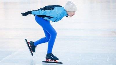 В «Юности» конькобежцы открыли новый ледовый сезон