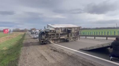 Несколько автомобилей опрокинуло ветром на трассе в Краснодарском крае