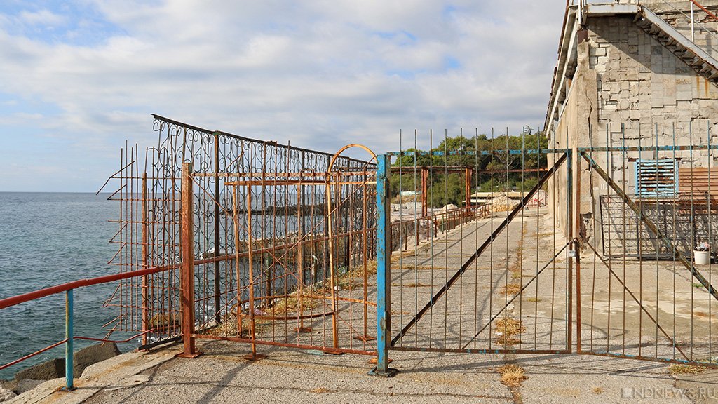 Крымская власть вкупе с имуществом украинских олигархов продала старый гараж на пляже Ротенберга