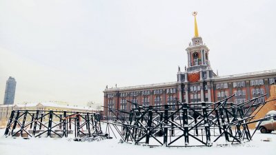 На площади 1905 года начали устанавливать новую новогоднюю елку (ВИДЕО)